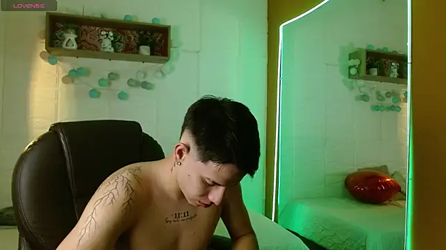 RoaSexi25 online show from April 10, 2026, 11:53 pm