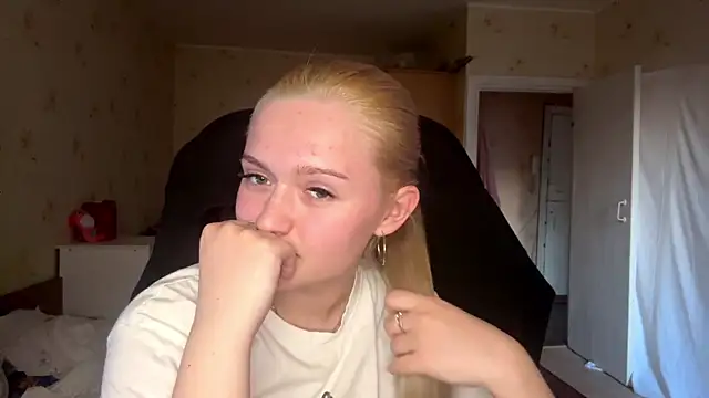 Snapshot of Sophia_Blonde chatting on March 31, 2026, 2:39 pm Sophia Blonde online show from March 31, 2026, 2:39 pm