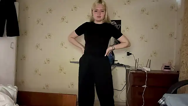 Snapshot of Sophia_Blonde chatting on May 17, 2026, 6:15 pm Sophia Blonde online show from May 17, 2026, 6:15 pm