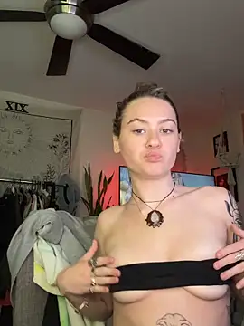 peachesncreamyy online show from April 27, 2026, 8:40 pm