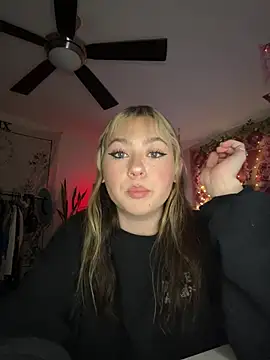 peachesncreamyy online show from April 28, 2026, 3:44 am