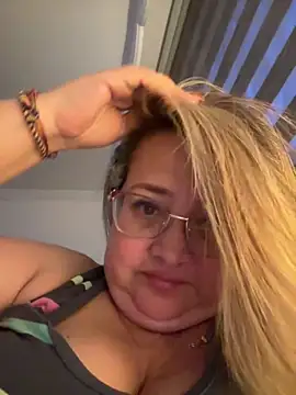Snapshot of Martinacurvy_ chatting on April 1, 2026, 11:24 pm Martinacurvy online show from April 1, 2026, 11:24 pm