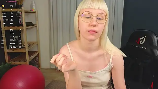 Snapshot of call_me_heaven chatting on April 6, 2026, 4:08 pm call me heaven online show from April 6, 2026, 4:08 pm
