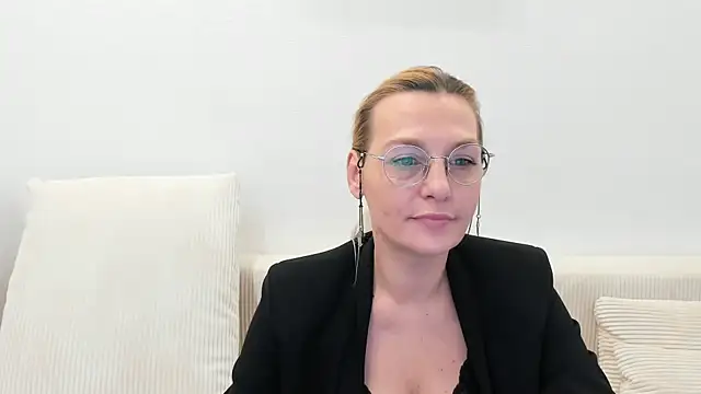 Snapshot of OeigesMik chatting on April 3, 2026, 7:39 am OeigesMik online show from April 3, 2026, 7:39 am