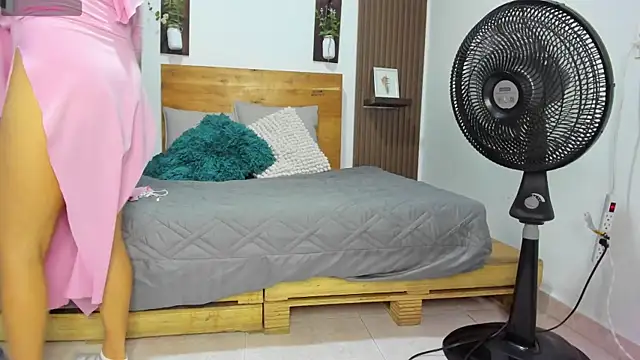 Nailea   online show from April 6, 2026, 2:09 am