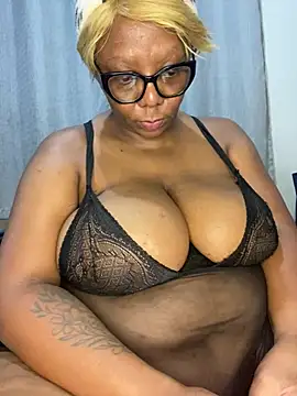 Snapshot of BoobsQueeen chatting on July 4, 2026, 11:00 pm BoobsQueeen online show from July 4, 2026, 11:00 pm