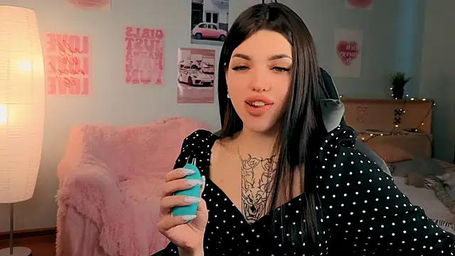 molly rettyy online show from April 15, 2026, 4:08 am