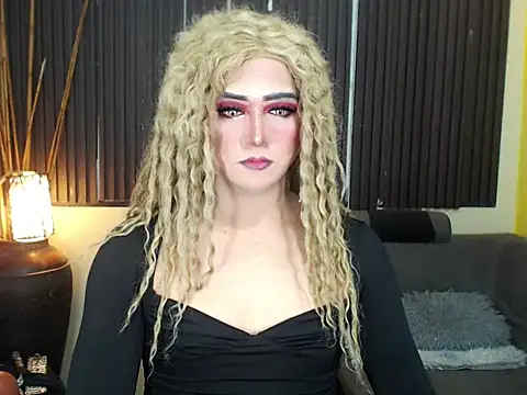 Snapshot of HugexMsLovelyxCock chatting on April 22, 2026, 10:11 pm HugexMsLovelyxCock online show from April 22, 2026, 10:11 pm