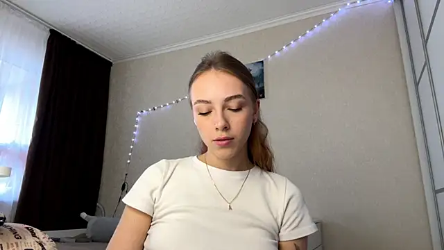 Snapshot of EvaMerci chatting on March 30, 2026, 7:31 am EvaMerci online show from March 30, 2026, 7:31 am