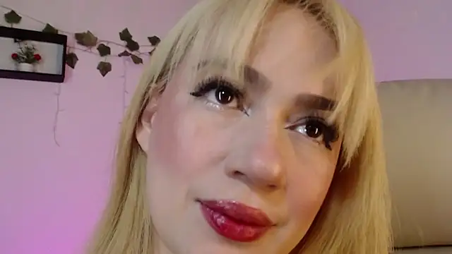 Snapshot of Carolina_2403 chatting on May 29, 2026, 11:36 pm Carolina 2403 online show from May 29, 2026, 11:36 pm