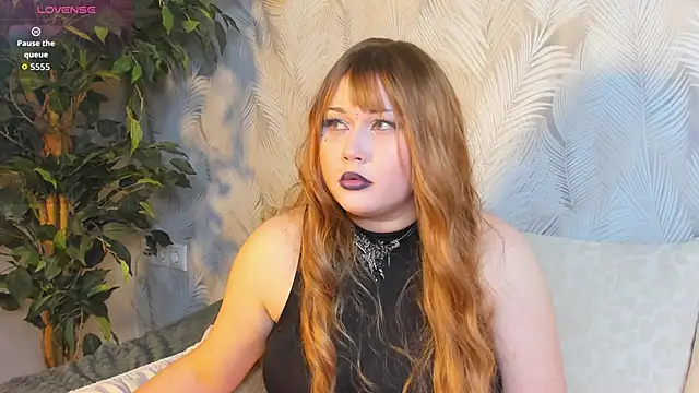 Roxy Moor online show from May 11, 2026, 4:04 pm