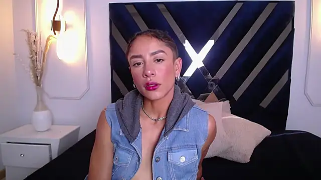 Skylee and Violet online show from April 9, 2026, 8:03 pm