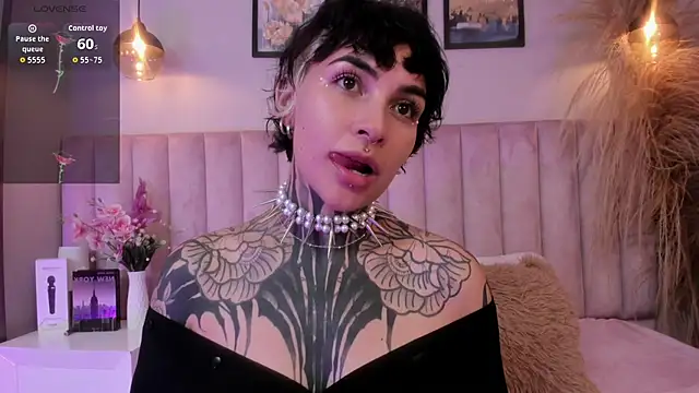 Snapshot of Luana_fiore chatting on April 5, 2026, 12:24 pm Luana fiore online show from April 5, 2026, 12:24 pm