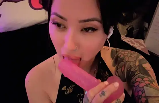 Snapshot of iamivyluv chatting on April 15, 2026, 3:57 am iamivyluv online show from April 15, 2026, 3:57 am