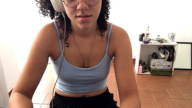 petitecurlybrunette online show from April 3, 2026, 2:48 pm