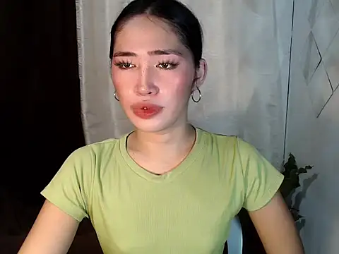 Snapshot of urasiankylie chatting on May 13, 2026, 8:01 am urasiankylie online show from May 13, 2026, 8:01 am