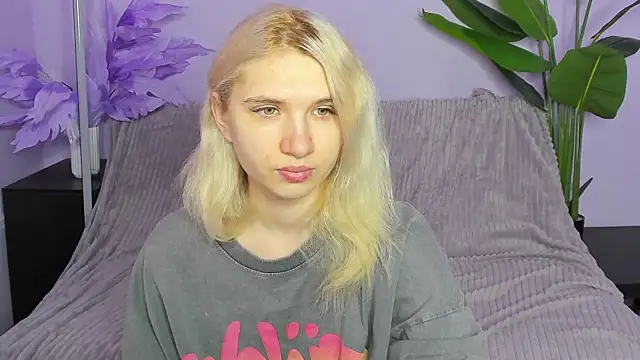 Snapshot of Kitty_Blondie chatting on April 7, 2026, 4:13 am Kitty Blondie online show from April 7, 2026, 4:13 am