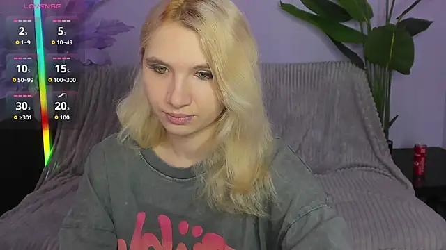 Snapshot of Kitty_Blondie chatting on April 9, 2026, 2:33 am Kitty Blondie online show from April 9, 2026, 2:33 am