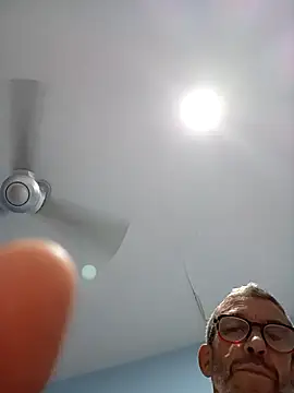 Snapshot of chris-sbh11 chatting on April 3, 2026, 6:11 am chris-sbh11 online show from April 3, 2026, 6:11 am