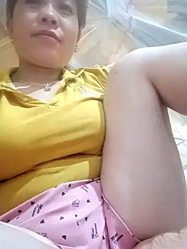 Snapshot of -Luni- chatting on April 9, 2026, 8:14 pm -Luni- online show from April 9, 2026, 8:14 pm