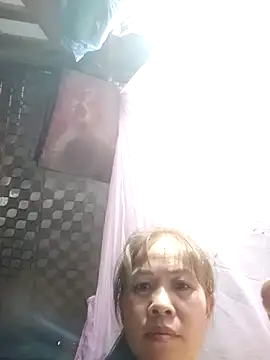 Snapshot of -Luni- chatting on August 5, 2026, 8:39 am -Luni- online show from August 5, 2026, 8:39 am