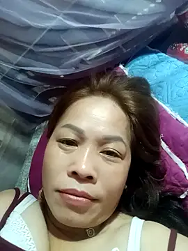 Snapshot of -Luni- chatting on August 5, 2026, 8:44 pm -Luni- online show from August 5, 2026, 8:44 pm