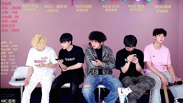 Snapshot of w-lucky02 chatting on April 7, 2026, 8:15 am w-lucky02 online show from April 7, 2026, 8:15 am