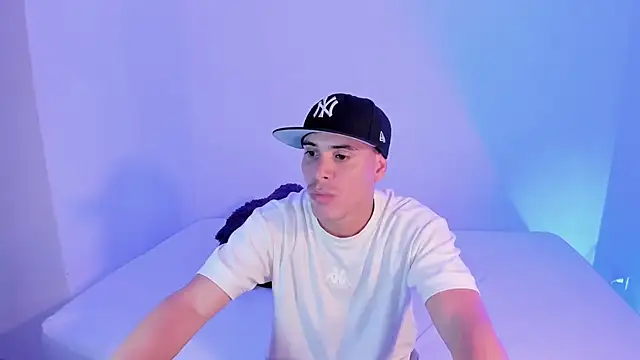 Axel  fierro online show from April 6, 2026, 7:48 pm