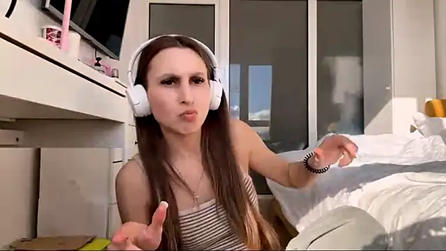 Snapshot of LynetteMerino chatting on April 5, 2026, 1:19 pm LynetteMerino online show from April 5, 2026, 1:19 pm