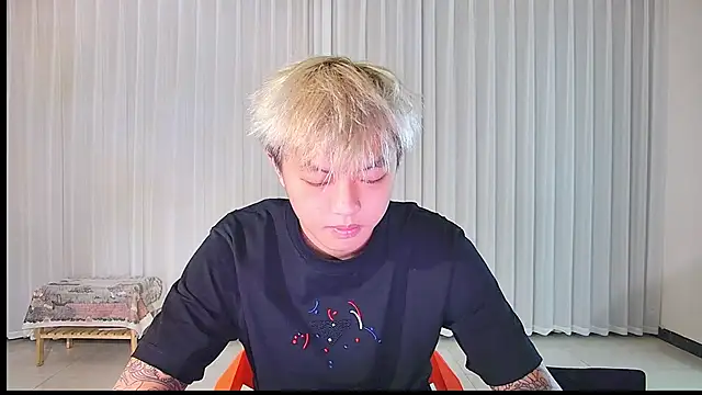 Snapshot of Zhuguli-001 chatting on April 8, 2026, 4:56 am Zhuguli-001 online show from April 8, 2026, 4:56 am