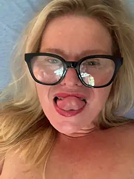 Snapshot of Love_Lee_xo chatting on June 6, 2026, 2:33 pm Love Lee xo online show from June 6, 2026, 2:33 pm
