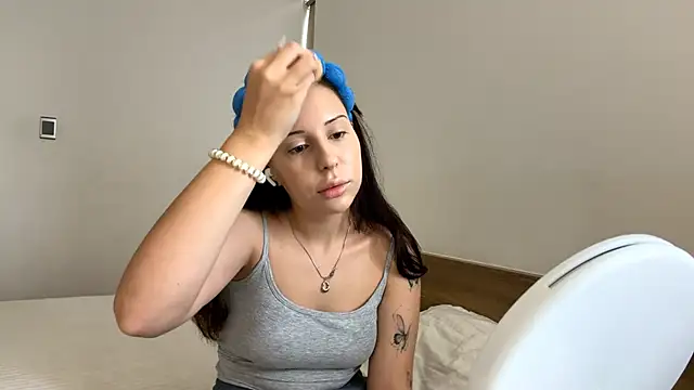 Snapshot of VinitaAskia chatting on April 15, 2026, 5:14 am VinitaAskia online show from April 15, 2026, 5:14 am