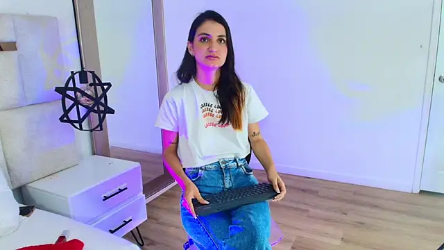 Emy-Ferrer online show from April 9, 2026, 4:23 am