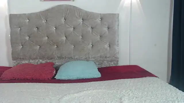 lunakisscs online show from April 7, 2026, 9:15 pm