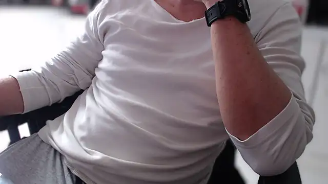 RoyXxx7 online show from April 12, 2026, 9:03 am