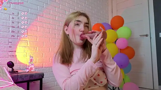 sweetandcuteee online show from June 4, 2026, 10:43 am