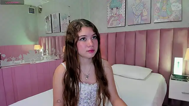 Snapshot of Hellencute18_ chatting on July 16, 2026, 11:05 am Hellencute18 online show from July 16, 2026, 11:05 am