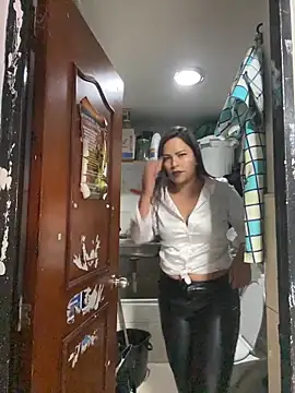 MIA ROSSEEE online show from June 1, 2026, 2:41 pm