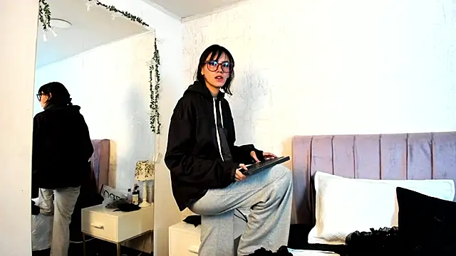 Alis Roze online show from July 24, 2026, 8:07 pm