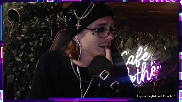 SkinnyAlex1312 online show from April 15, 2026, 2:24 pm