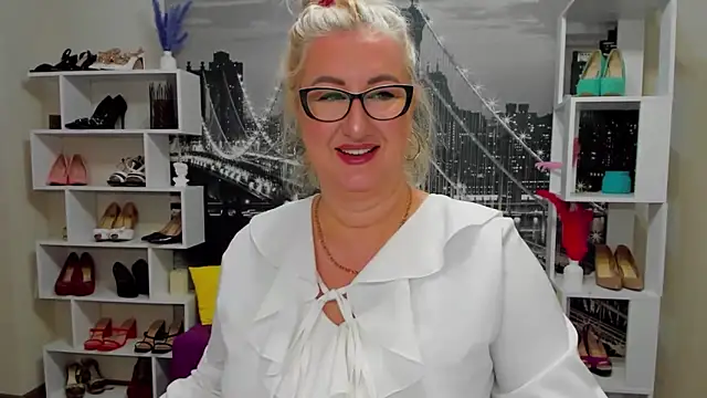 Snapshot of DianaFrances chatting on May 4, 2026, 8:21 am DianaFrances online show from May 4, 2026, 8:21 am