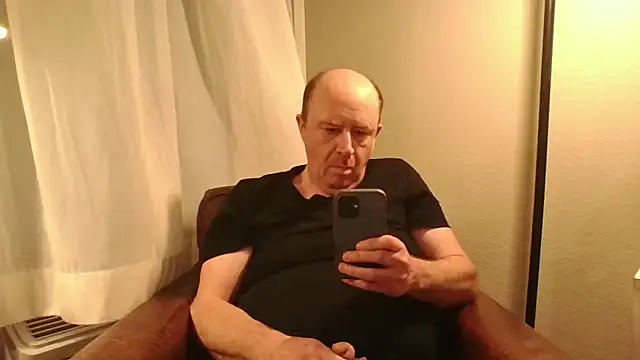 CallumBee online show from April 17, 2026, 4:37 am