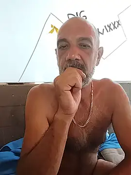 Snapshot of BigTwixxxx chatting on July 14, 2026, 1:17 pm BigTwixxxx online show from July 14, 2026, 1:17 pm