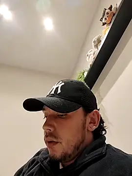 HugoEspada1 online show from April 22, 2026, 3:31 am