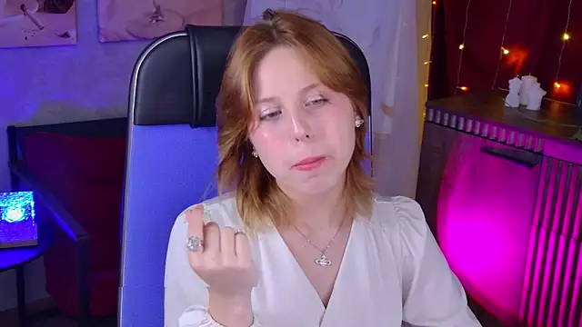 Snapshot of VivienneHebert chatting on June 20, 2026, 9:23 am VivienneHebert online show from June 20, 2026, 9:23 am