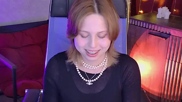 Snapshot of VivienneHebert chatting on June 26, 2026, 12:42 pm VivienneHebert online show from June 26, 2026, 12:42 pm