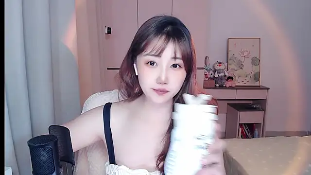 Snapshot of MissBunny_2026 chatting on May 12, 2026, 2:03 pm MissBunny 2026 online show from May 12, 2026, 2:03 pm