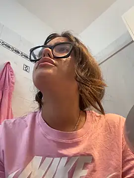 Sofialapazzerella online show from May 6, 2026, 2:33 pm