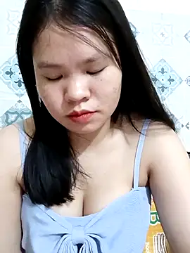 Snapshot of Seraphinahh chatting on May 10, 2026, 3:28 pm Seraphinahh online show from May 10, 2026, 3:28 pm