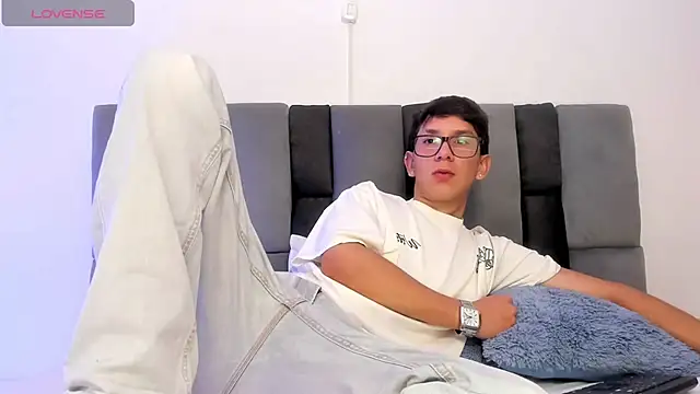 Snapshot of Adrien_silex chatting on April 15, 2026, 4:58 pm Adrien silex online show from April 15, 2026, 4:58 pm